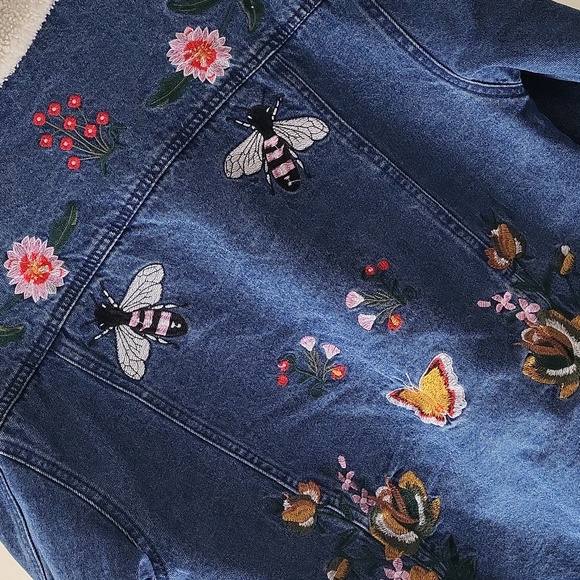 Bagatelle Sherpa Lined Denim Jacket with Floral, Avian and Feline Embroi… - Picture 11 of 16